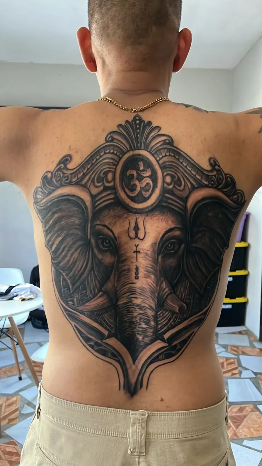 Dentro de Gangster ink tattoo ,piercing & smoke shop, un estudio de tatuajes en Los Cabos