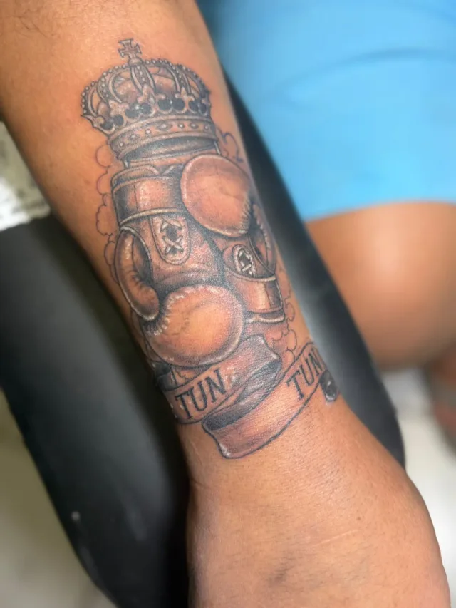 Dentro de Gangster ink tattoo ,piercing & smoke shop, un estudio de tatuajes en Los Cabos