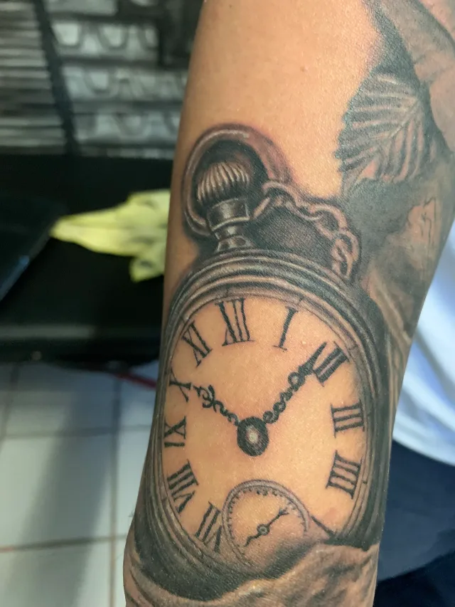 Dentro de Gangster ink tattoo ,piercing & smoke shop, un estudio de tatuajes en Los Cabos