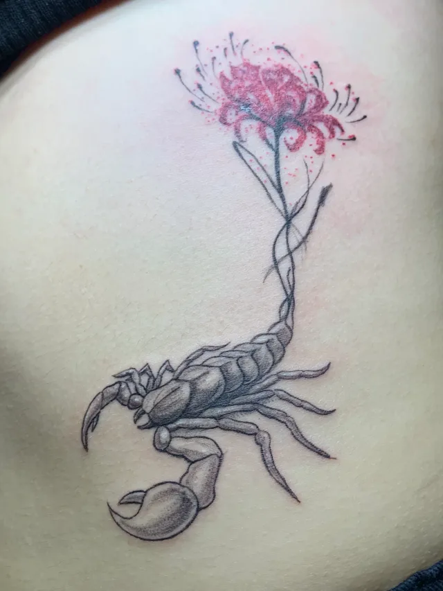 Dentro de Gangster ink tattoo ,piercing & smoke shop, un estudio de tatuajes en Los Cabos
