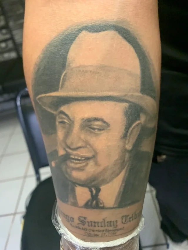 Dentro de Gangster ink tattoo ,piercing & smoke shop, un estudio de tatuajes en Los Cabos