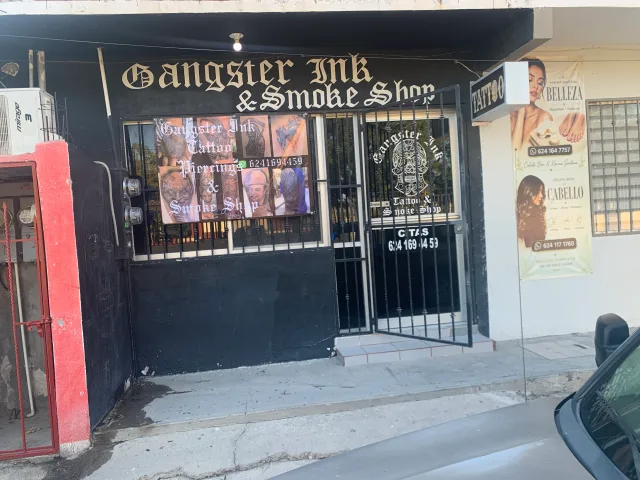 Dentro de Gangster ink tattoo ,piercing & smoke shop, un estudio de tatuajes en Los Cabos