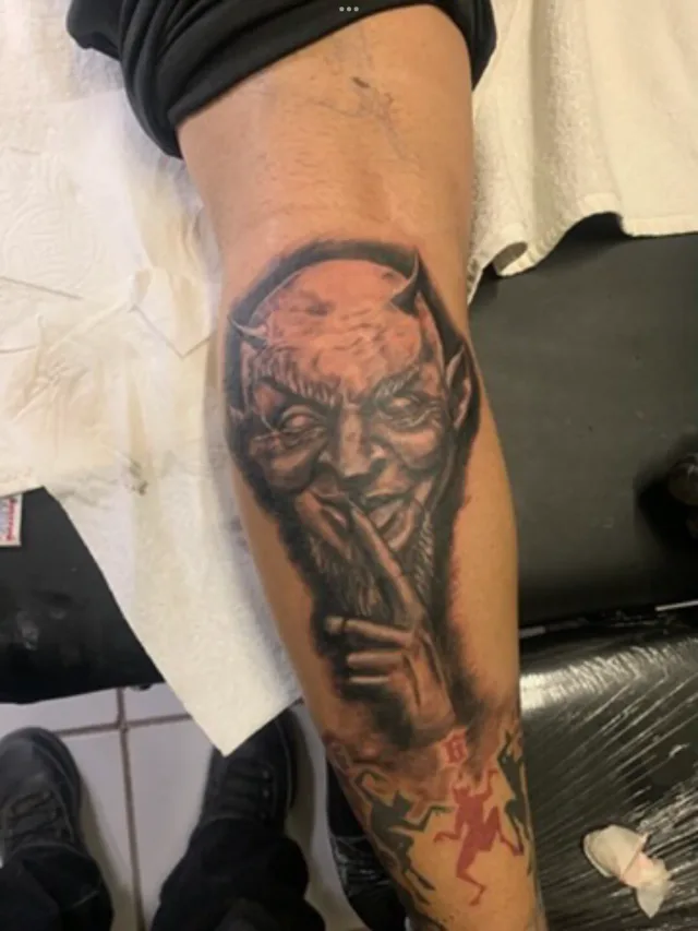 Dentro de Gangster ink tattoo ,piercing & smoke shop, un estudio de tatuajes en Los Cabos