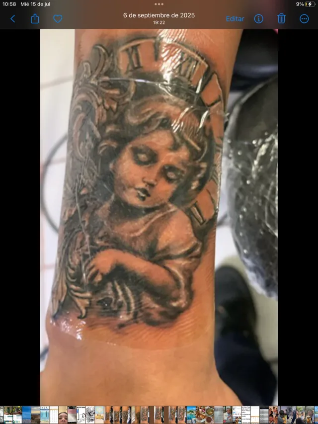 Dentro de Gangster ink tattoo ,piercing & smoke shop, un estudio de tatuajes en Los Cabos