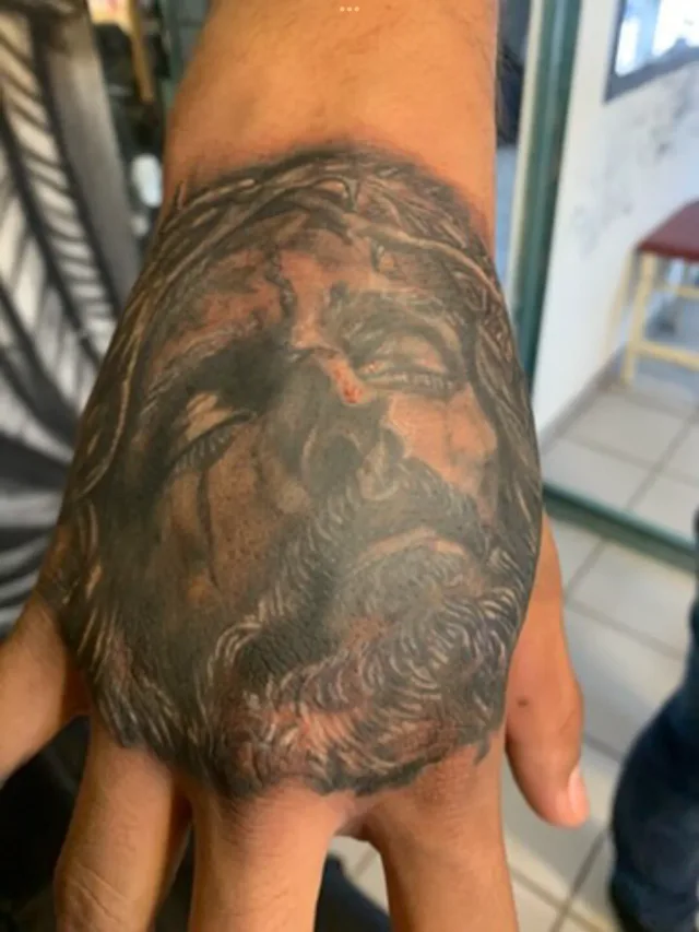 Dentro de Gangster ink tattoo ,piercing & smoke shop, un estudio de tatuajes en Los Cabos