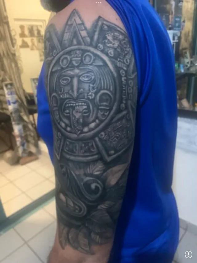 Dentro de Gangster ink tattoo ,piercing & smoke shop, un estudio de tatuajes en Los Cabos