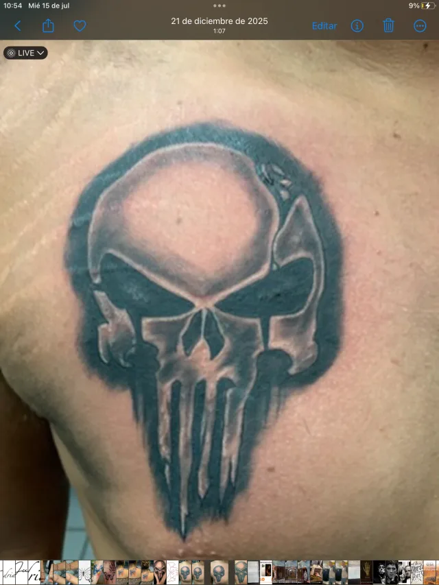 Dentro de Gangster ink tattoo ,piercing & smoke shop, un estudio de tatuajes en Los Cabos