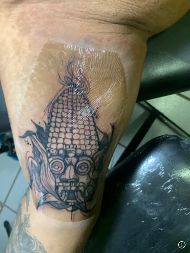 Dentro de Gangster ink tattoo ,piercing & smoke shop, un estudio de tatuajes en Los Cabos